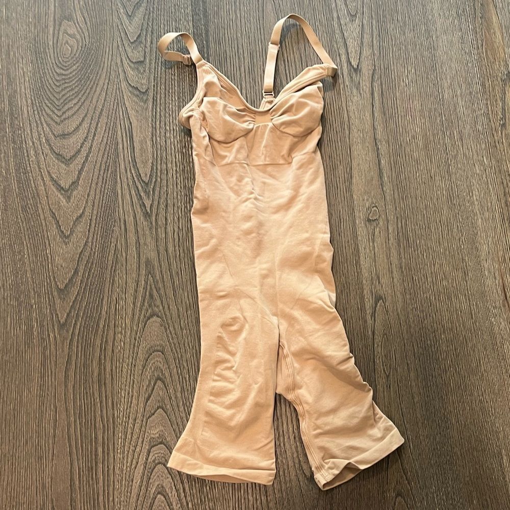 NWOT Skims Sculpting Bodysuit Mid Thigh Open Gusset - Size S/M